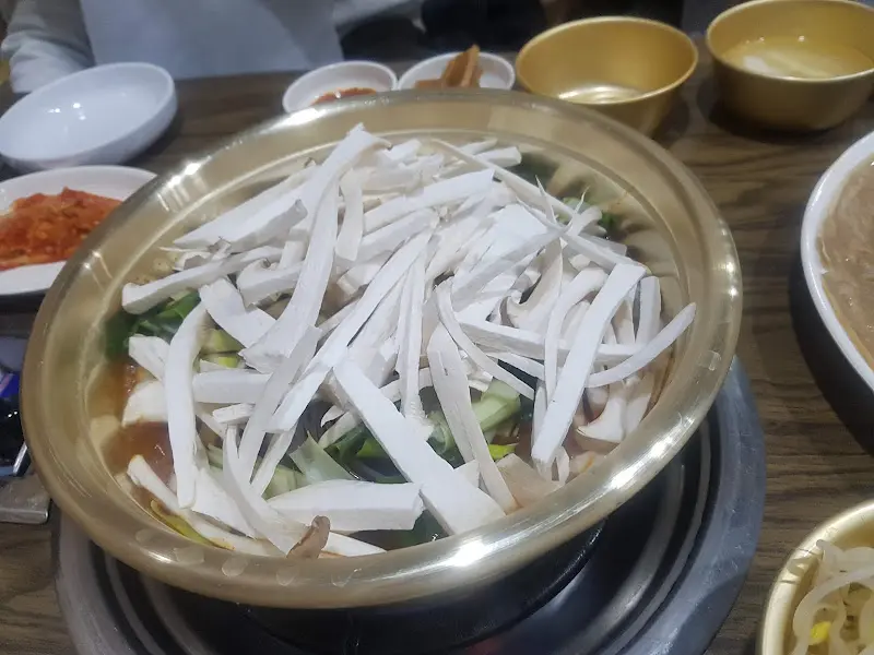 푸짐한 양의 버섯과 채소