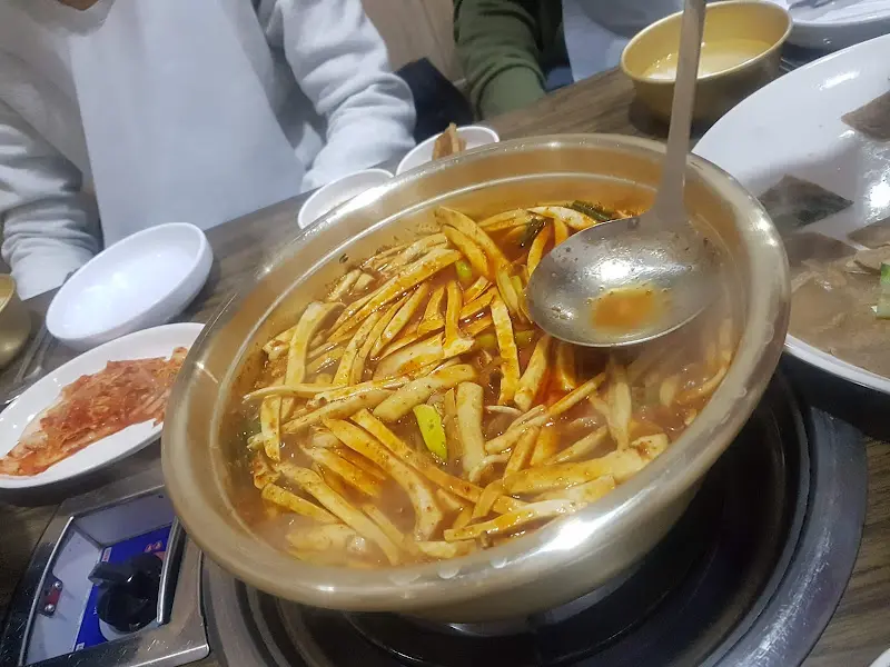 매콤한 양념이 쏙 밴 당면