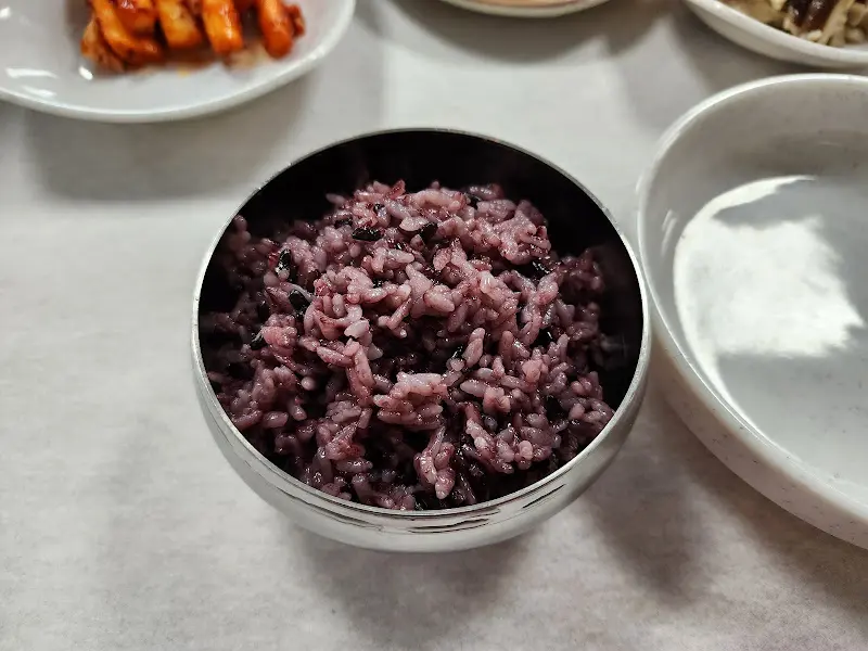 윤기가 흐르는 검은 쌀밥