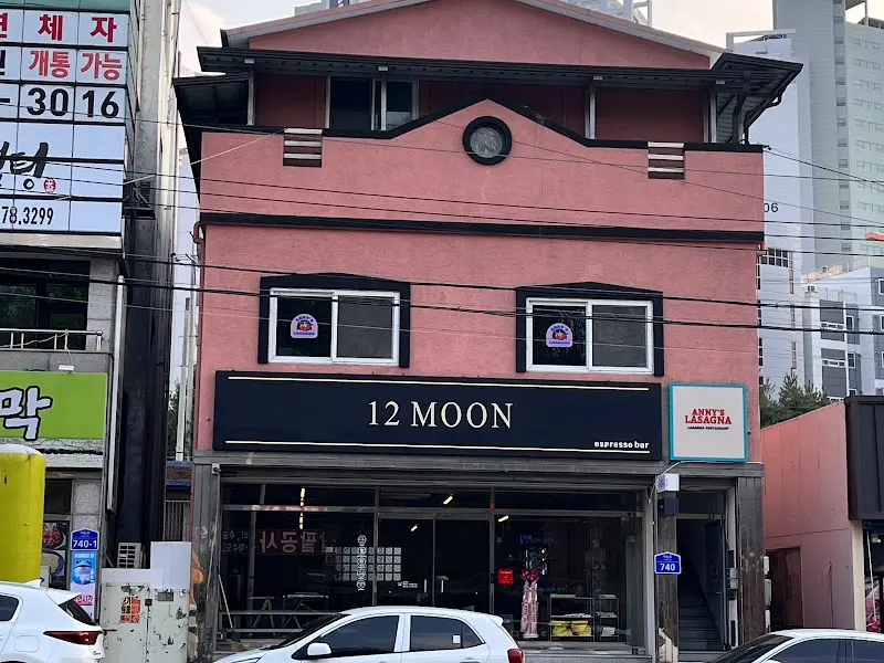 12moon 카페 외관