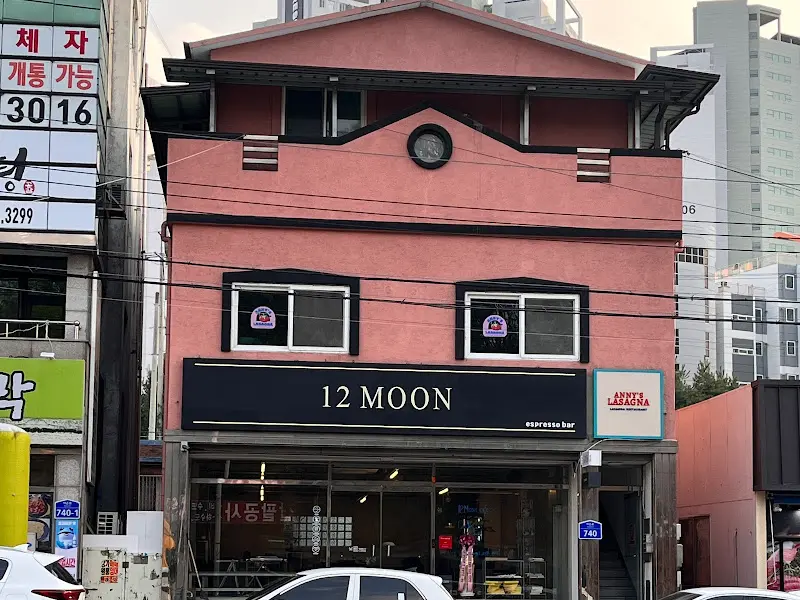 12moon 카페 외관