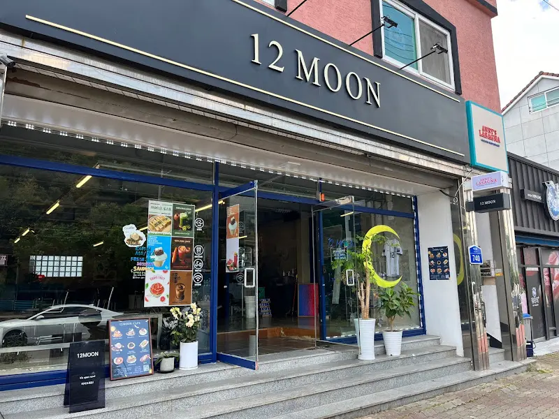 12moon 카페 입구