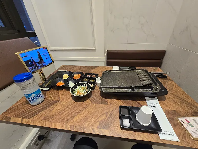 깔끔하게 준비된 테이블 세팅