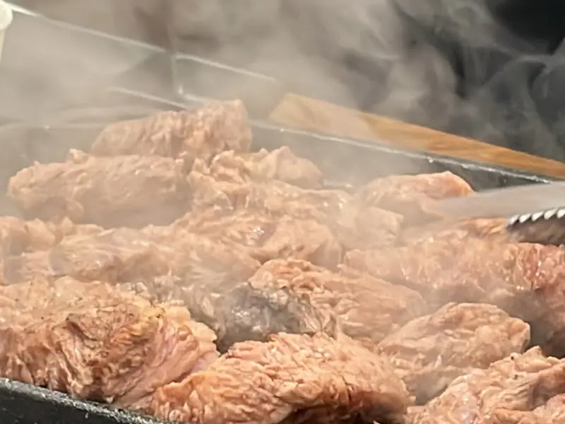 불판 위에서 익어가는 우대갈비