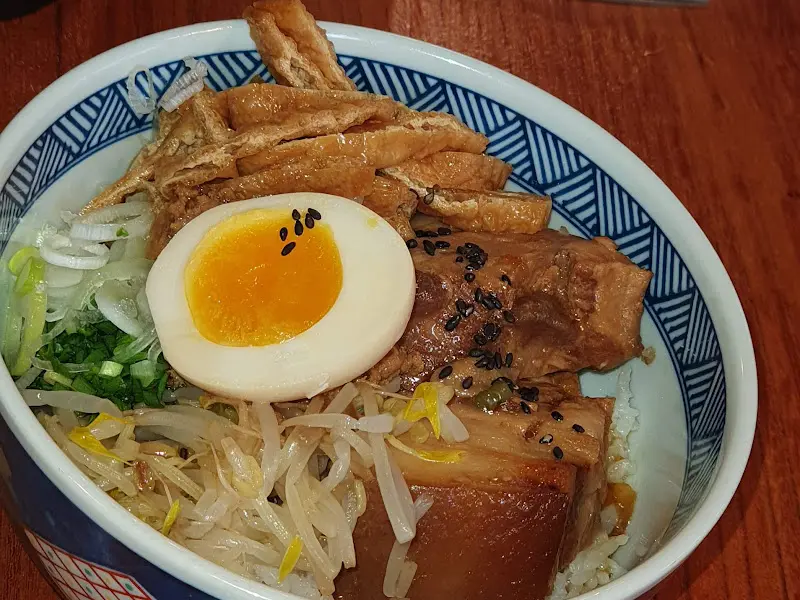 동파육 덮밥의 아름다운 비주얼