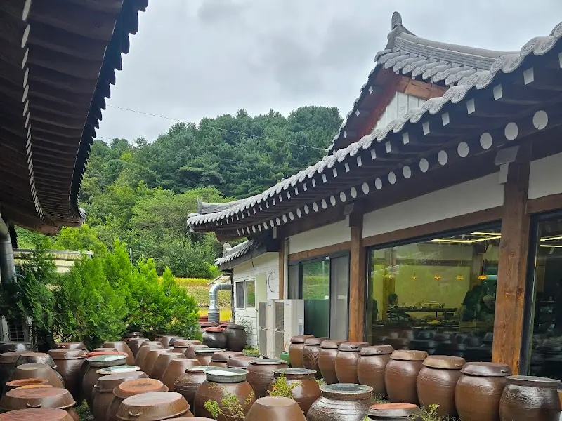 수락산한상의 외부 전경. 기와지붕과 장독대가 인상적이다.