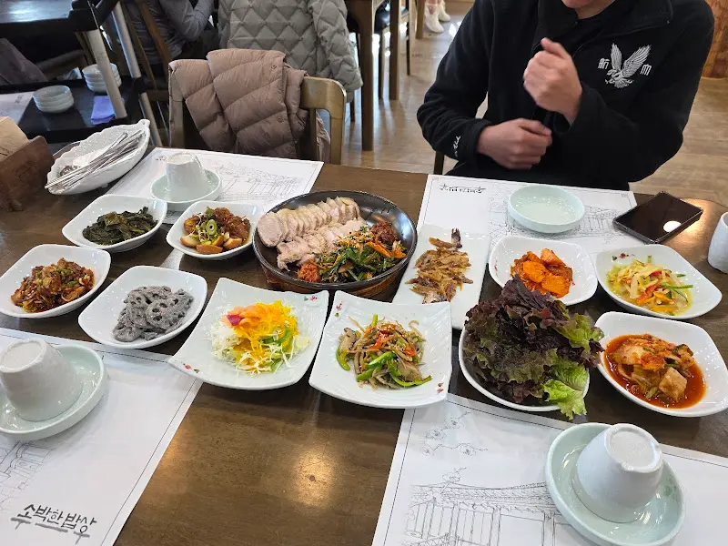 잣두부정식 한 상 차림. 정갈한 놋그릇에 담긴 다양한 반찬들이 눈길을 사로잡는다.