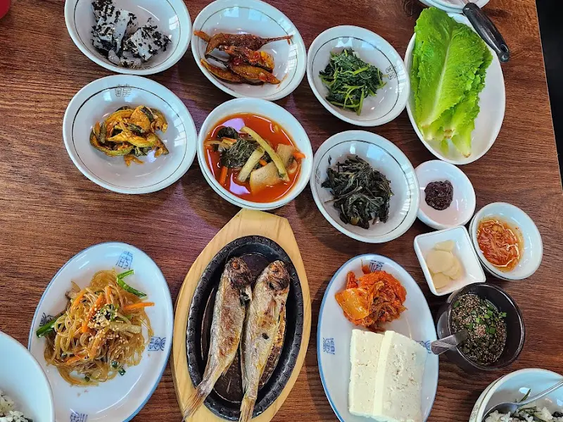 다채로운 밑반찬들. 신선한 재료와 정갈한 손맛이 느껴진다.