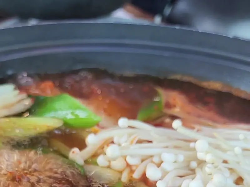 두부전골의 모습. 잣이 들어가 국물 맛이 더욱 깊고 풍부하다.