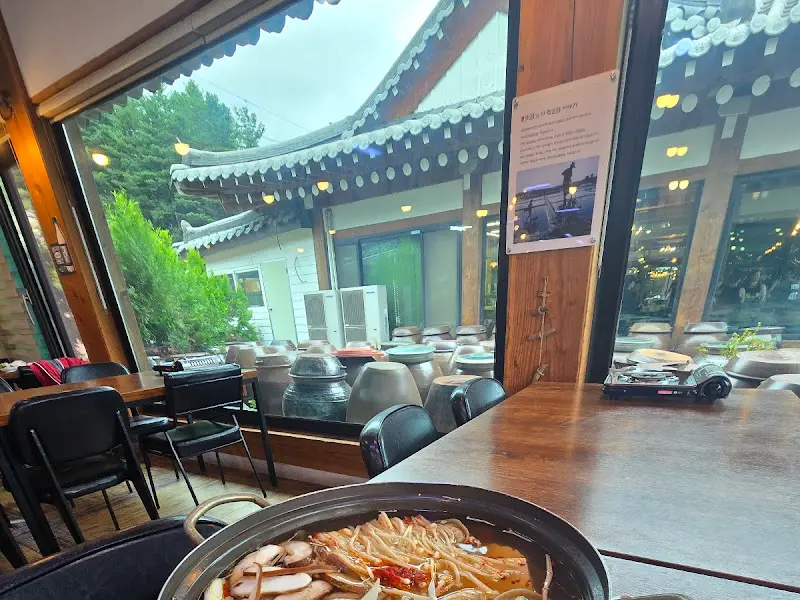 창밖으로 보이는 장독대의 풍경.