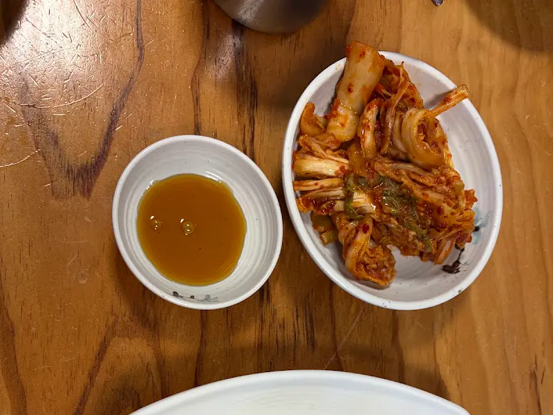 칼국수와 함께 제공되는 김치와 간장 소스