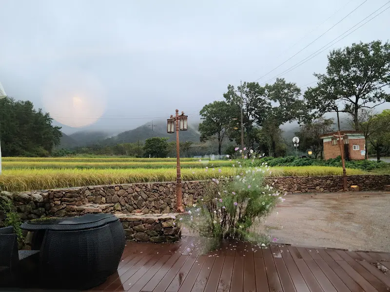 월출산을 배경으로 한 백운차실 외부 풍경