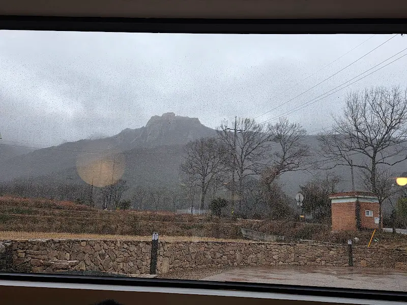 창밖으로 보이는 월출산