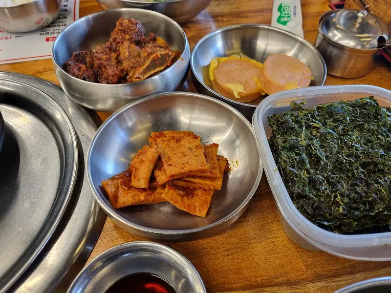 윤기 흐르는 갈비찜과 맛깔스러운 밑반찬 클로즈업