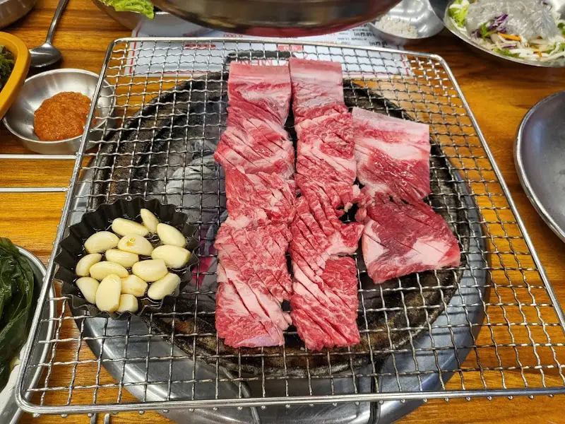 숯불 위에 올려진 생갈비