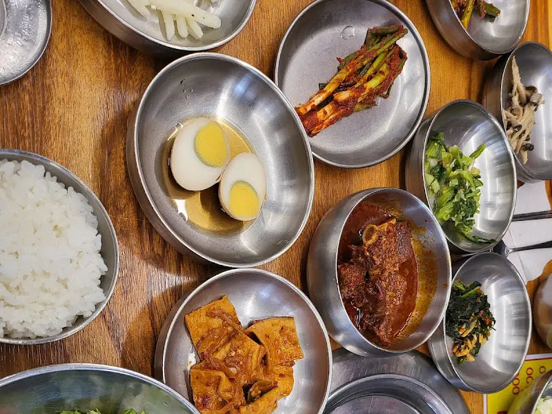 정갈하게 담긴 밑반찬 모음