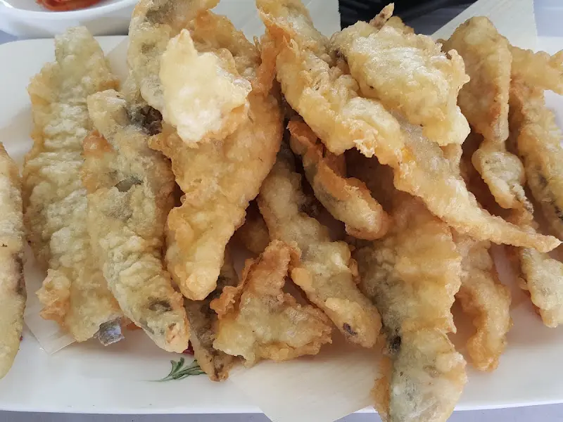 접시에 담긴 은어튀김