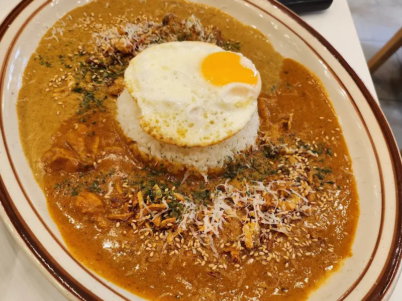 반숙 계란을 터뜨린 카레