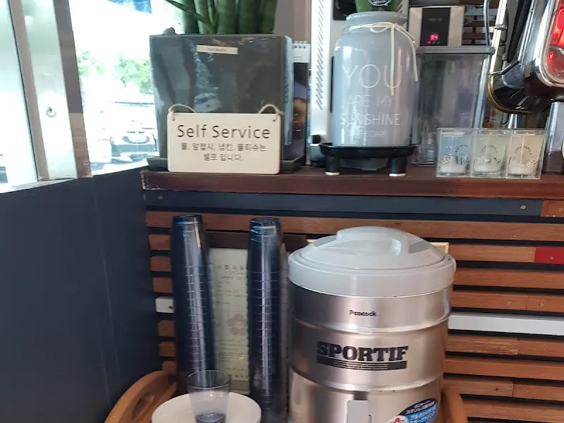 물과 냅킨이 준비된 셀프 코너