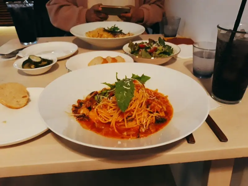 파스타와 샐러드