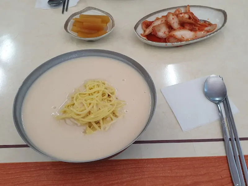 콩국수와 곁들여 먹는 김치