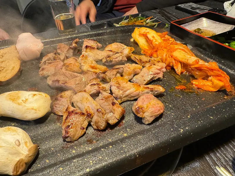 불판 위에서 구워지는 고기와 김치