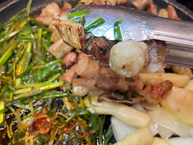 곱창 구이 집게샷