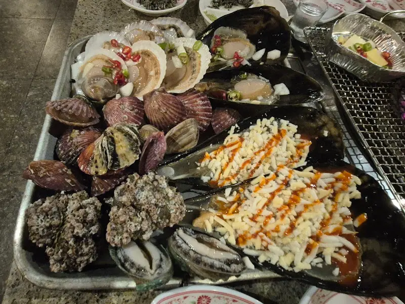 푸짐한 조개구이 한 상차림