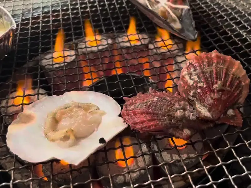 숯불 위에서 익어가는 조개