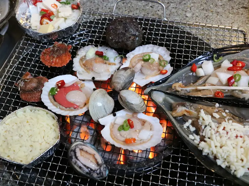 불판 가득 조개구이