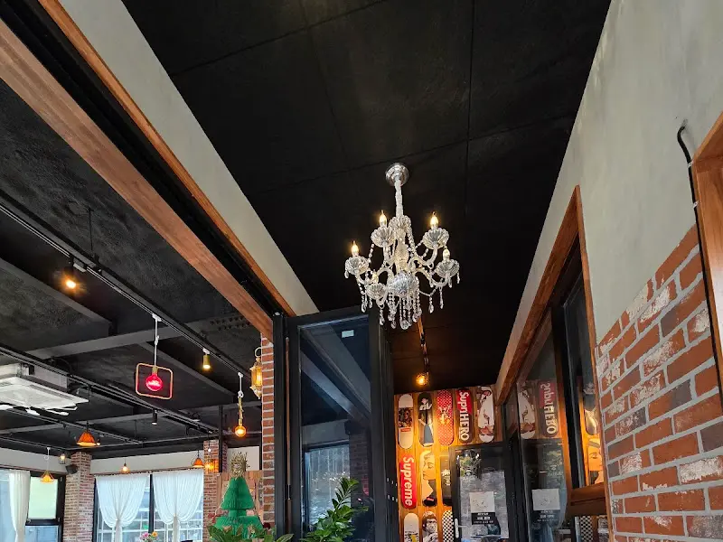 카페 Gru의 천장 장식