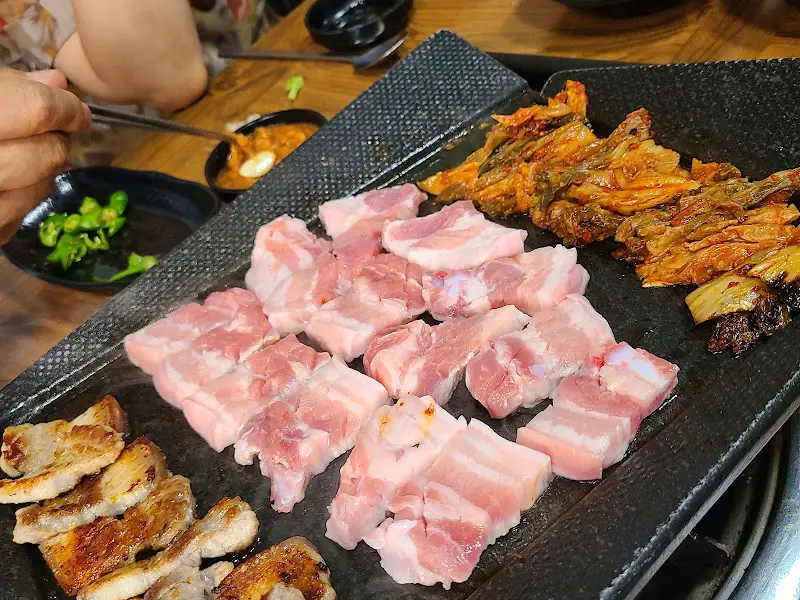 구워지고 있는 삼겹살