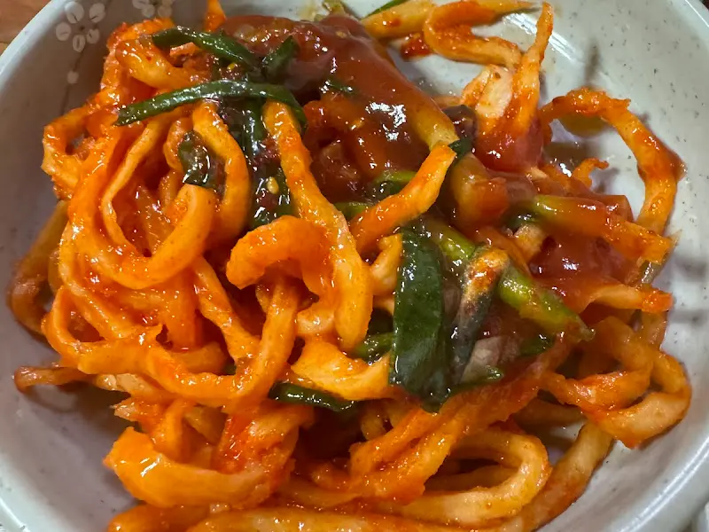 케첩과 핫소스를 버무린 무생채, 파김치