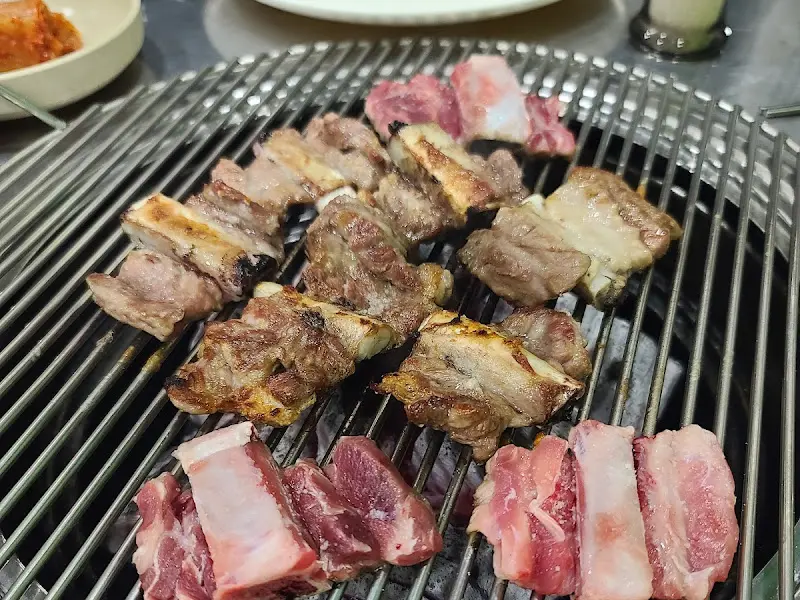 숯불 위에서 구워지는 갈비 소금구이