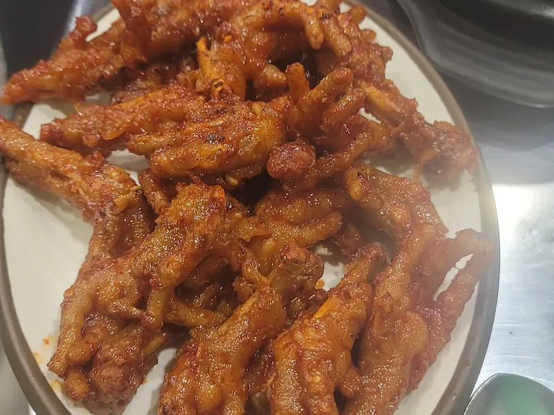 매콤한 양념이 가득한 닭발