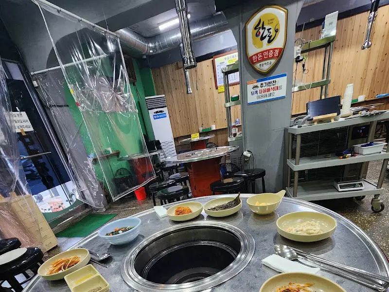 잡다돼지야 식당 내부