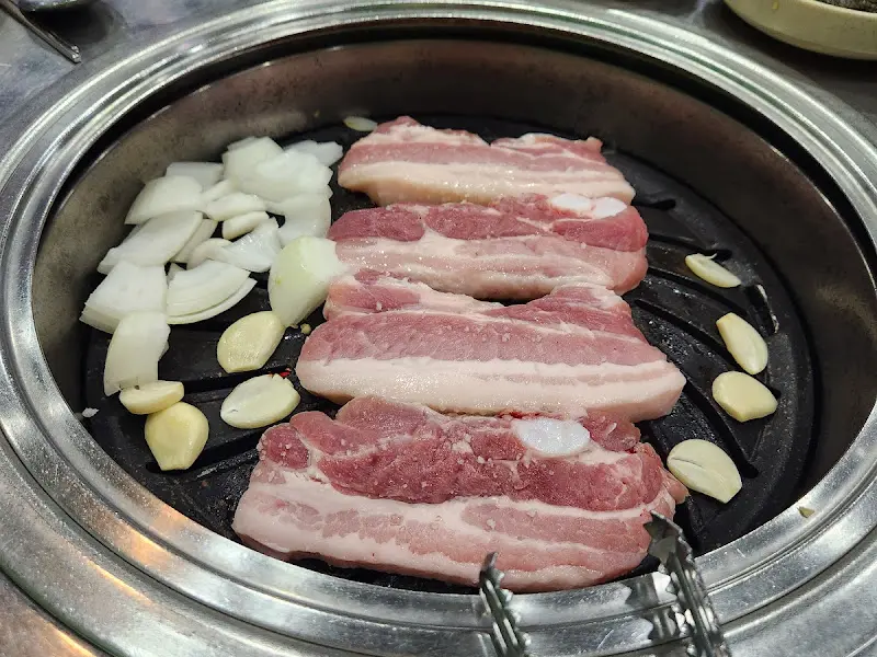 불판 위의 삼겹살