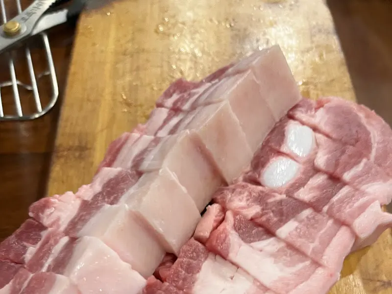 가지런히 정돈된 약돌돼지 삼겹살
