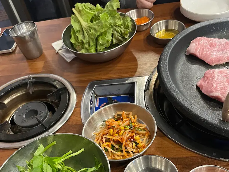 약돌돼지 삼겹살과 쌈 채소