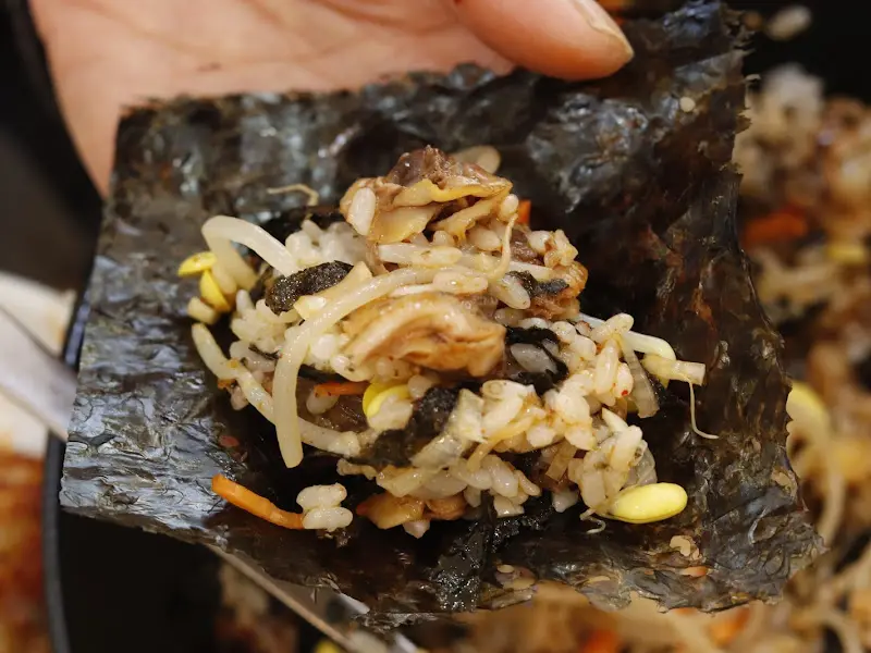 김에 싸 먹는 꼬막 비빔밥의 황홀한 맛