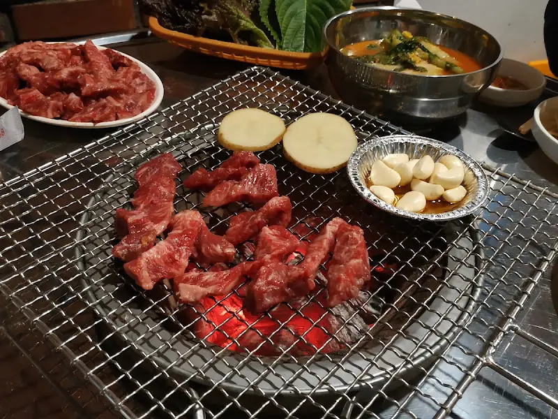 숯불 위에서 익어가는 갈비살