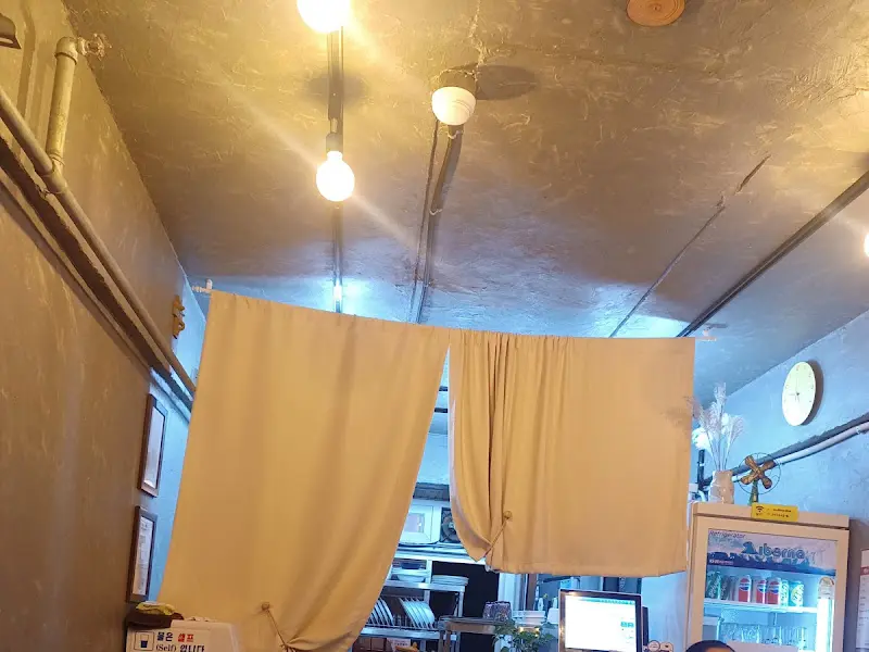 식당 내부 천장 조명