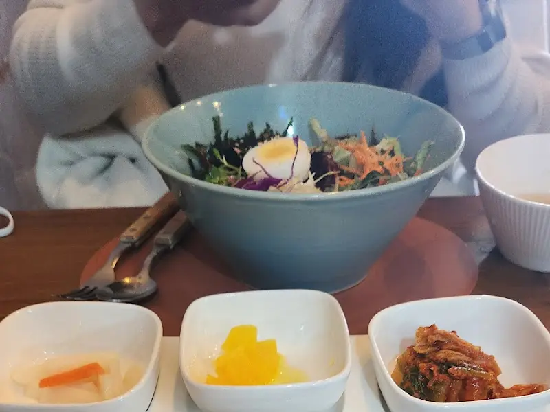 돈까스 샐러드 근접샷