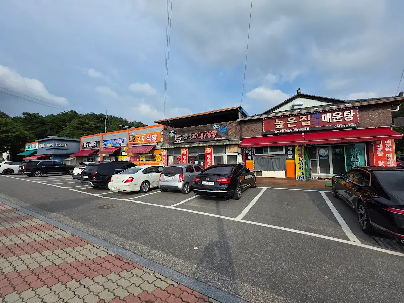 늦은집 식당 외부 전경