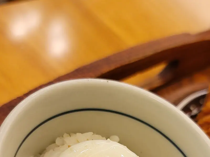 계란 후라이가 올려진 밥