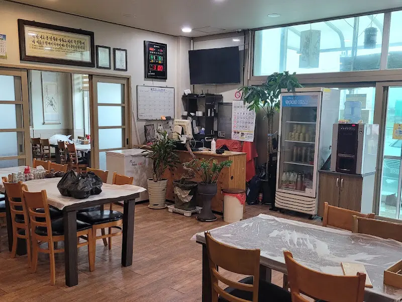 넓고 깔끔한 식당 내부