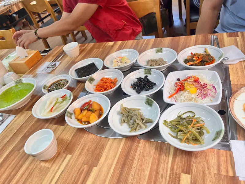 다양한 반찬들이 놓인 테이블