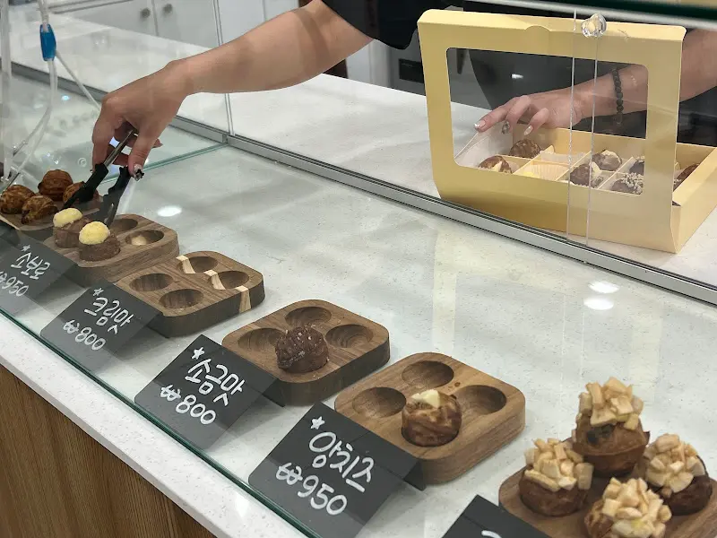 집게로 호두과자를 고르는 모습