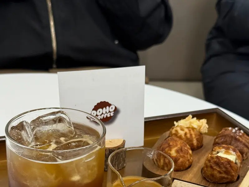 호두과자와 커피가 함께 놓인 테이블