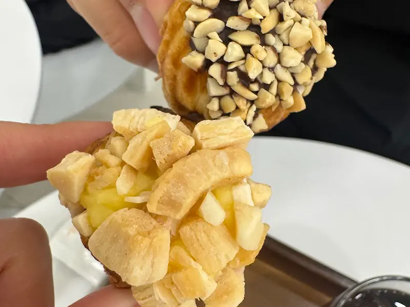 초코와 소보로 토핑이 올려진 호두과자